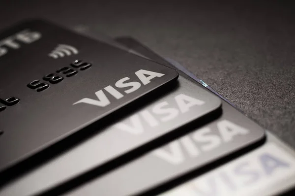 Zbliżenie Kart Kredytowych Visa Umieszczone Ciemnym Tle Makro Zdjęcie Moskwa — Zdjęcie stockowe