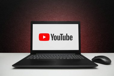 YouTube logosu ekranda, siyah desenli, kırmızı ışıkta dizüstü bilgisayarda. Astana, Kazakistan - 23 Mart 2023.