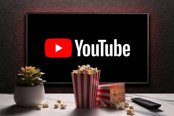 Logo Youtube Pintar Kotak Popcorn Kontrol Reomote Dan Tanaman Rumah — Stok Foto