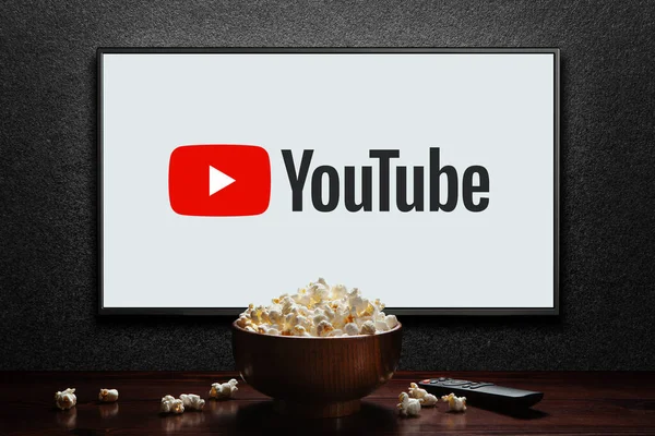 Logo Youtube Pintar Popcorn Bowl Dan Kontrol Reomote Atas Meja — Stok Foto