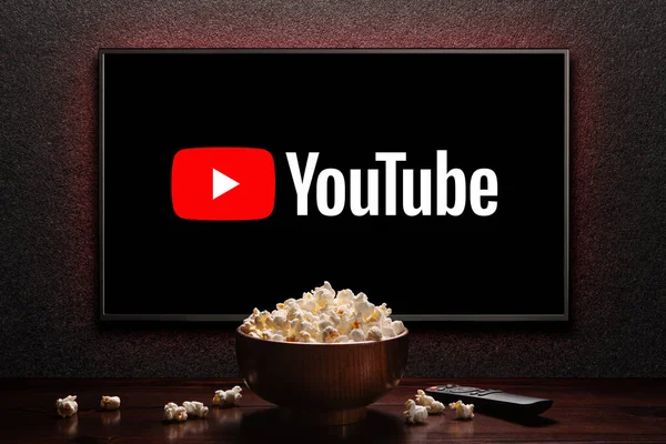 Logo Youtube Pintar Popcorn Bowl Dan Remote Control Atas Meja — Stok Foto