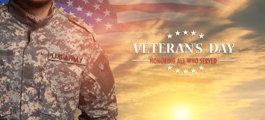 Günbatımı arka planında ABD bayrağı ve metni olan üniformalı bir Amerikan askeri. Anma Günü ya da Gaziler Günü konsepti.