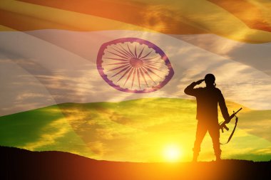 Hindistan bayrağının arka planında asker silueti ve gün batımı ya da gün doğumu. Bağımsızlık Günü için tebrik kartı, Cumhuriyet Günü. Hindistan kutlaması.