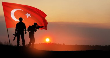 Gün batımında Türkiye bayrağı taşıyan asker siluetleri. Savaş krizi kavramı ve uluslar arasındaki siyasi çatışmalar. Türk Silahlı Kuvvetleri Günü için tebrik kartı, Zafer Günü.