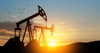 Savaşın yol açtığı petrol fiyatlarındaki değişim. Petrol fiyatları konsepti. Çöl petrol sahasında petrol sondaj rayları. Yerden ham petrol üretimi. Petrol üretimi.