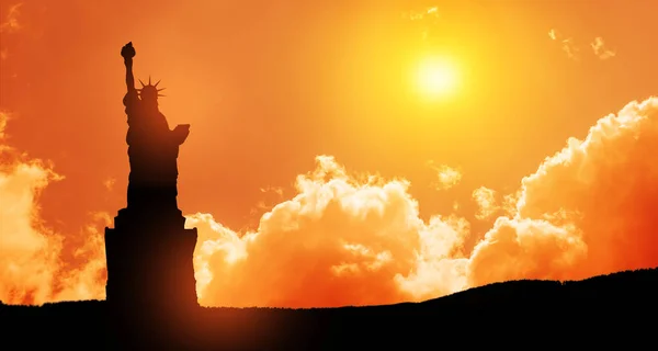 Silhouetten Van Het Vrijheidsbeeld Bij Zonsondergang Wenskaart Voor Onafhankelijkheidsdag Amerikaanse — Stockfoto