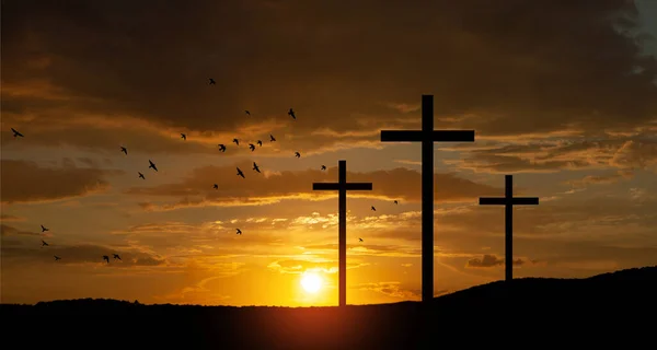 クリスチャンは日の出に屋外の丘を横切ります イエスの復活 コンセプト写真 — ストック写真