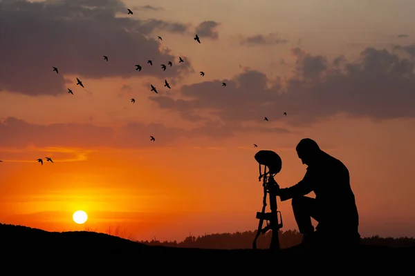 Silhouette Soldier Kneeling His Head Bowed Background Sunset Sunrise Greeting — 图库照片