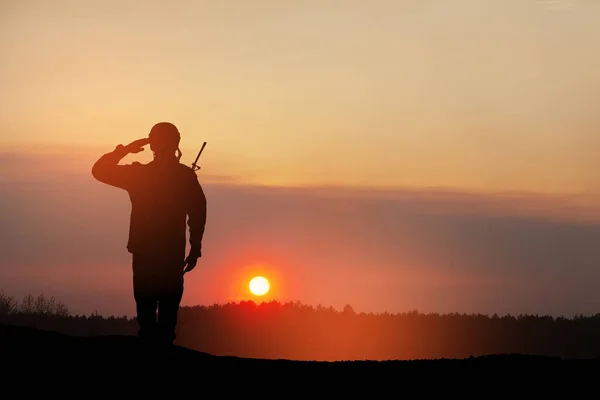 夕日を背景に兵士のシルエットが敬礼 退役軍人の日 記念の日 独立記念日の挨拶カード アメリカのお祝い コンセプト 愛国心 名誉を覚えておいてください — ストック写真