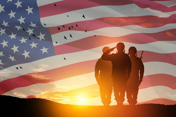 美国陆军士兵在日落或日出的背景下和美国国旗上敬礼 退伍军人日 阵亡将士纪念日 独立日的贺卡 美国的庆祝活动3D渲染 — 图库照片
