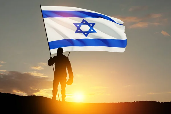Silhueta Soldado Com Bandeira Israel Contra Nascer Sol Deserto Conceito — Fotografia de Stock