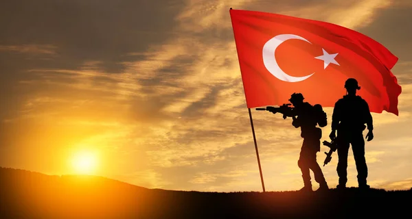 Silhouetten Von Soldaten Mit Türkischer Flagge Vor Dem Hintergrund Des — Stockfoto