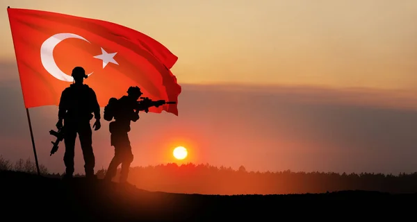 Siluety Vojáků Tureckou Vlajkou Pozadí Západu Slunce Pojem Krize Války — Stock fotografie