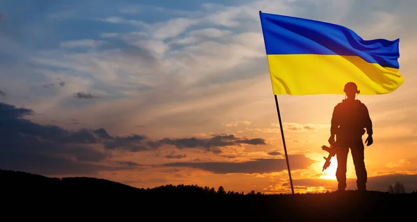 Flagge Der Ukraine Mit Der Silhouette Eines Soldaten Gegen Sonnenaufgang — Stockfoto