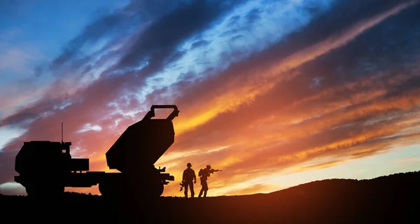 Artillerie Raket Systeem Zijn Gericht Lucht Soldaten Bij Zonsondergang Meerdere — Stockfoto