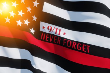 Kırmızı çizgili, ışıklı itfaiyeci bayrağı. Amerikan bayrağı. Hatırlıyorum, 11 Eylül 2001 'de ölen itfaiyecilerle ilgili anılar. Vatanseverlik Günü. İtfaiyecilerin onuru. 3d resim.