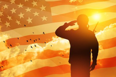 Amerikan askeri, günbatımı, gündoğumu ve Amerikan bayrağını selamlıyor. Gaziler Günü için tebrik kartı, Anma Günü, Bağımsızlık Günü. Amerika kutlaması. - Yakın çekim. 3 Boyutlu Hazırlama.