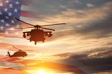 Gün batımının arka planında, şeffaf bir Amerikan bayrağı taşıyan helikopter siluetleri. Gaziler Günü için tebrik kartı, Anma Günü, Hava Kuvvetleri Günü. ABD kutlaması.