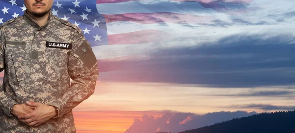 Günbatımı Arka Planında Abd Bayrağı Taşıyan Üniformalı Amerikan Askeri Anma — Stok fotoğraf