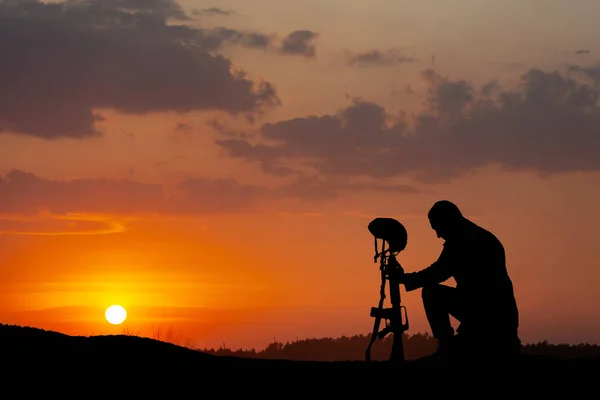 Silhouette Soldier Kneeling His Head Bowed Background Sunset Sunrise Greeting — Foto Stock