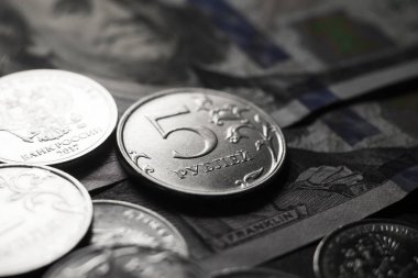 Dolar ve ruble. Ekonomik kriz, dünya ekonomisinin çöküşü. Ruble devalüasyon. Rus para biriminin düşüşü. Bankada döviz değişimi. Para değişimi kavramı.