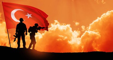 Gün batımında Türkiye bayrağı taşıyan asker siluetleri. Savaş krizi kavramı ve uluslar arasındaki siyasi çatışmalar. Türk Silahlı Kuvvetleri Günü için tebrik kartı, Zafer Günü.