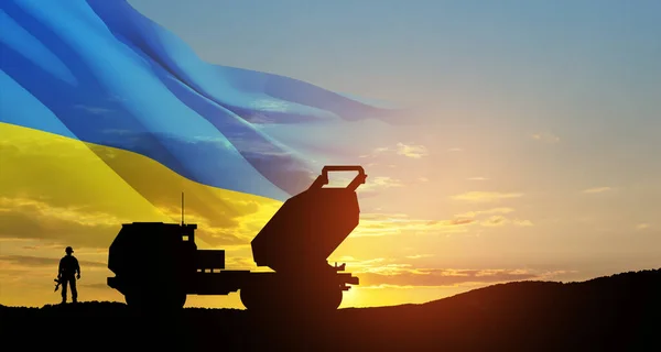 Артилерійська Ракетна Система Спрямована Небо Солдат Заході Сонця Українським Прапором — стокове фото
