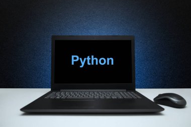Dizüstü bilgisayarda mavi ışık ile desenli siyah arkaplan üzerine Python metni. Hızlı programlama dili, bilgisayar kursları, eğitim öğren.