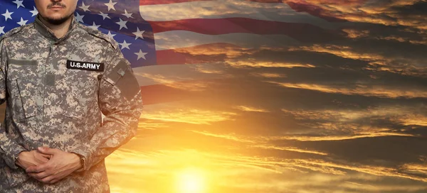 Ηπα Στρατιώτης Στολή Στο Ηλιοβασίλεμα Ουρανό Φόντο Σημαία Των Ηπα — Φωτογραφία Αρχείου
