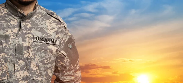 Günbatımı Gökyüzü Arka Planında Üniformalı Amerikan Askeri Anma Günü Gaziler — Stok fotoğraf