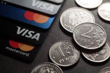 Rus rublesi, MasterCard ve Visa plastik elektronik kart. Rusya 'ya karşı mali yaptırımlar. 2022 'de Rusya' da kriz ve yaptırımlar. Moskova, Rusya - 14 Mart 2022.