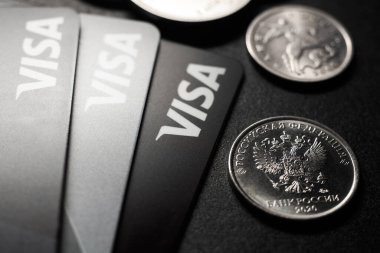 Rus rublesi, MasterCard ve Visa plastik elektronik kart. Rusya 'ya karşı mali yaptırımlar. 2022 'de Rusya' da kriz ve yaptırımlar. Moskova, Rusya - 14 Mart 2022.