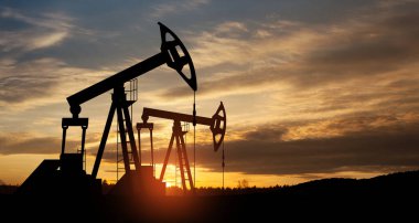 Savaşın yol açtığı petrol fiyatlarındaki değişim. Petrol fiyatları konsepti. Çöl petrol sahasında petrol sondaj rayları. Yerden ham petrol üretimi. Petrol üretimi.