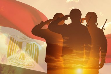 Askerlerin siluetlerini ve gün batımını ya da Mısır bayrağına karşı güneşin doğuşunu iki kez görmek. Bağımsızlık Günü için tebrik kartı, Anma Günü, Silahlı Kuvvetler Günü, Sina Kurtuluş Günü.