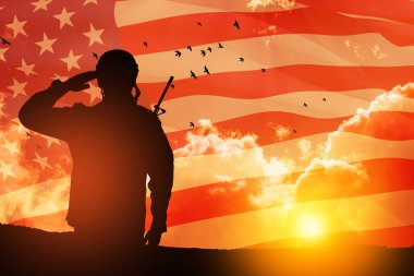 Amerikan askeri, günbatımı, gündoğumu ve Amerikan bayrağını selamlıyor. Gaziler Günü için tebrik kartı, Anma Günü, Bağımsızlık Günü. Amerika kutlaması. 3 Boyutlu Hazırlama.