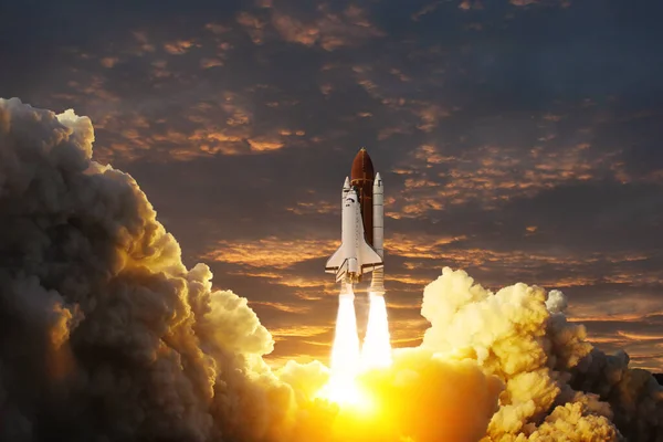 Nave Espacial Despega Transbordador Espacial Con Humo Explosión Despega Espacio —  Fotos de Stock