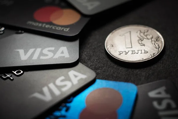 Ryska Rubel Och Mastercard Och Visa Plast Elektroniskt Kort Finansiella — Stockfoto