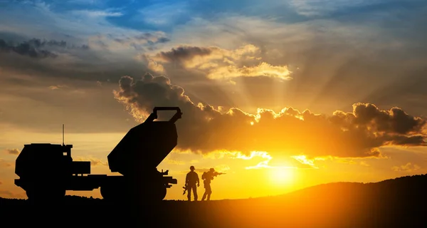 Artilleriraketsystemet Riktat Mot Himlen Och Soldater Vid Solnedgången Flera Raketsystem — Stockfoto