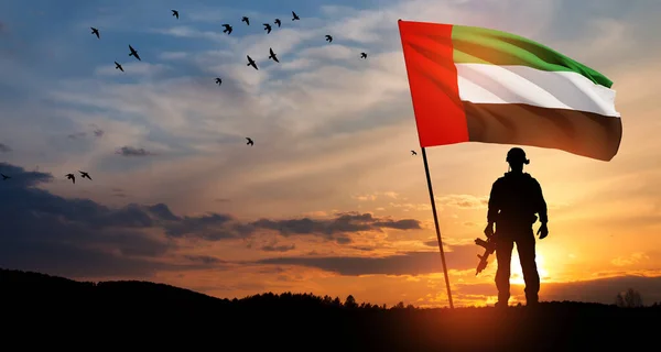 Egy Katona Sziluettje Egyesült Arab Emírségek Zászlajával Napnyugta Vagy Napkelte — Stock Fotó