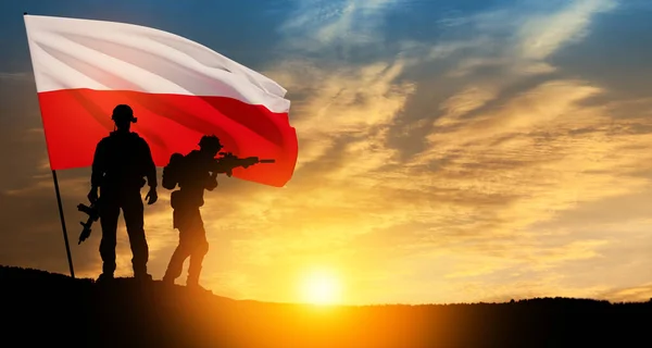 日没を背景に国旗を掲げた兵士のシルエット ポーランド軍 ポーランド共和国の軍隊 ポーランド軍 — ストック写真