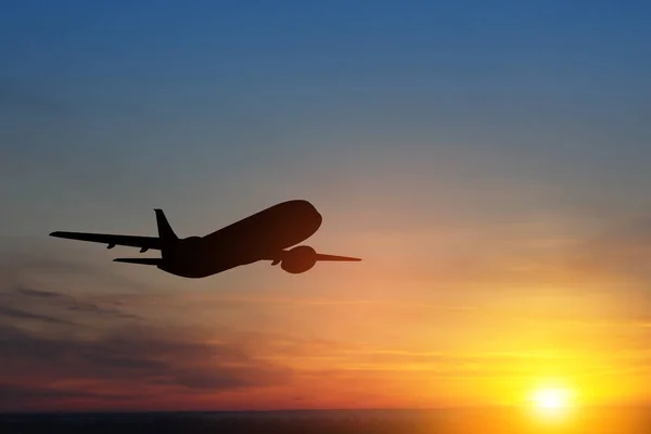 Repülőgép Felszáll Naplemente Égboltján Légi Járművek Sziluettje Égen — Stock Fotó