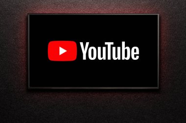 Akıllı TV 'de YouTube logosu. Televizyon siyah desenli duvarda. Astana, Kazakistan - 23 Mart 2023.