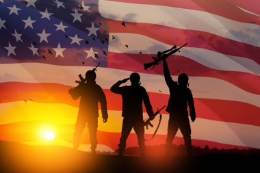 Gün batımının veya güneşin doğuşunun ve ABD bayrağının arka planında Amerikan askerleri. Gaziler Günü için tebrik kartı, Anma Günü, Bağımsızlık Günü. Amerika kutlaması. 3 Boyutlu Hazırlama.