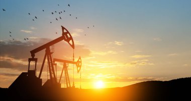 The change in oil prices caused by the war. Oil prices are rising because of the global crisis. Oil drilling derricks at desert oilfield. Crude oil production from the ground. Petroleum production.