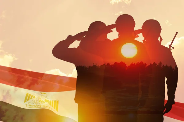 兵士のシルエットと日没やエジプトの旗に対する日の出の二重暴露 独立記念日 記念日 軍隊の日 シナイ解放の日の挨拶カード — ストック写真