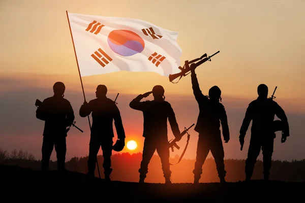 Siluety Vojáků Jihokorejskou Vlajkou Proti Východu Nebo Západu Slunce Koncept — Stock fotografie