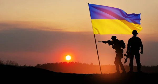 Прапор України Силуетом Солдатів Проти Сходу Або Заходу Сонця Концептуально — стокове фото