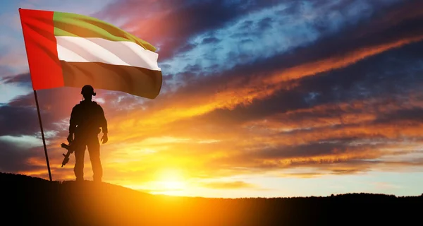 Egy Katona Sziluettje Egyesült Arab Emírségek Zászlajával Napnyugta Vagy Napkelte — Stock Fotó