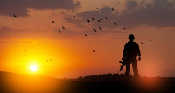 Silhouette Soldier Standing Backdrop Sunset Greeting Card Veterans Day Memorial — Zdjęcie stockowe