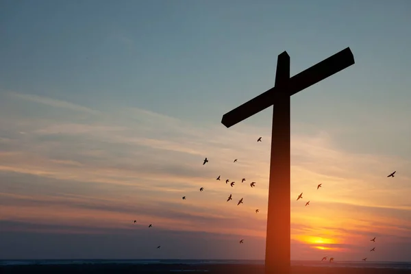 基督教十字架 日出时有飞鸟 耶稣的复活 概念性照片 — 图库照片
